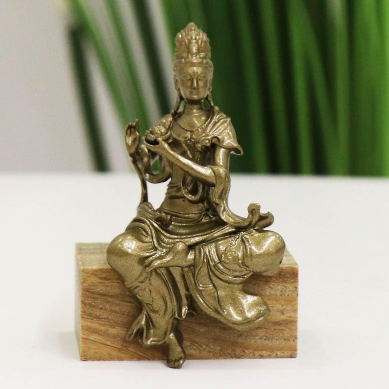 Bronze Guanyin Buddha Statue: Lotus Flower, Portable Altar Ornament
