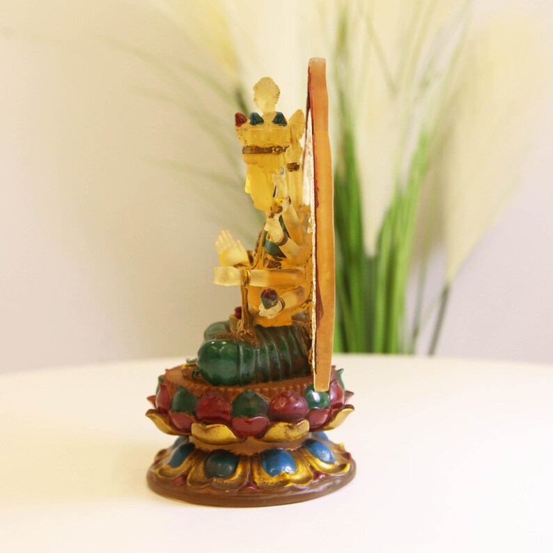 Statue de Guanyin Bodhisattva en verre Liuli peinte à la main : Art d'autel dévotionnel