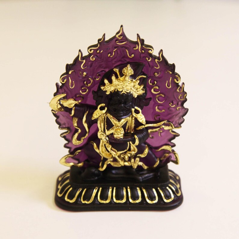 Gardien de l'Abondance : Statue en Verre de Mahakala à Deux Bras - Une Puissante Pièce Maîtresse d'Autel pour les Bénédictions de la Maison